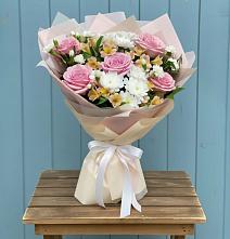 Букет цветов из:  Гвоздики, Орхидеи и Розы в Железноводском