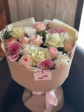 Букет цветов из:  Орхидеи, Розы и Гвоздики в Железноводском
