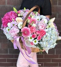 Композиция солнечный день в Железноводском Цветочная композиция из Розы, Хризантемы, Пионы и Лизиантусы в корзине в Железноводском