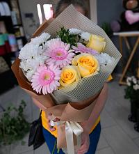 Букет цветов из:  Герберы, Розы и Хризантемы в Железноводском