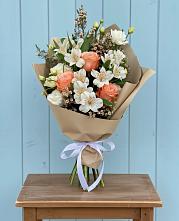 Букет цветов из:  Альстромерии, Лизиантусы, Розы и Хризантемы в Железноводском