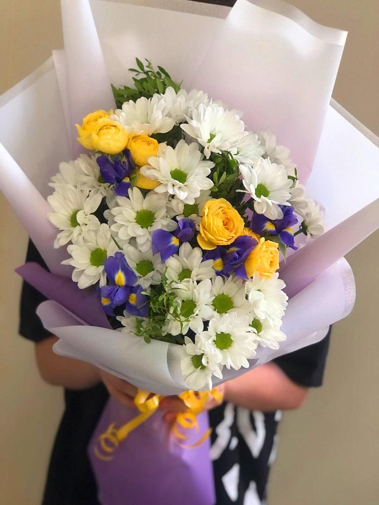 Букет цветов из: Ирисы, Хризантемы и Розы в Железноводском