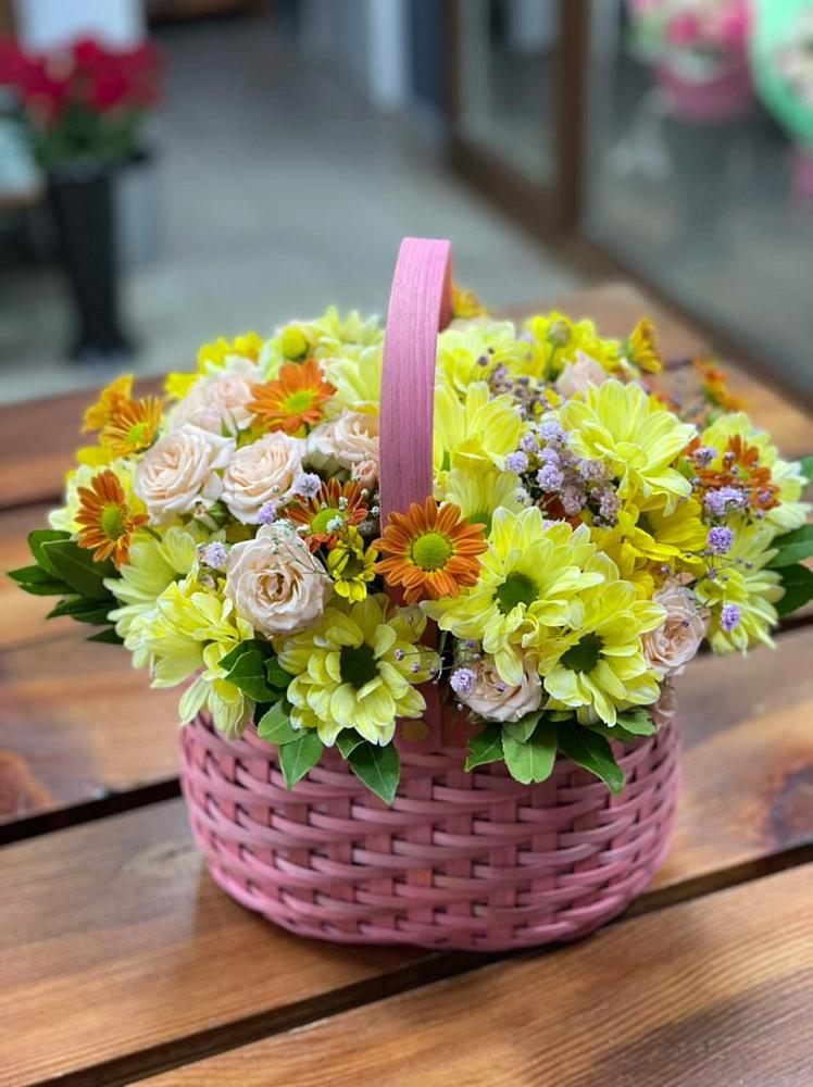 Цветочная композиция из Хризантемы и Розы в корзине в Железноводском