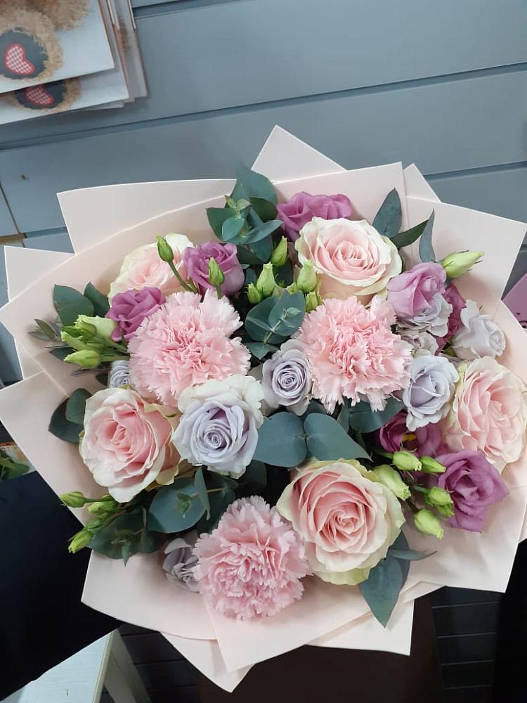 Букет цветов из: Розы, Гвоздики и Лизиантусы в Железноводском